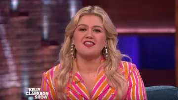 Vestido de camisa a rayas de Gucci usado por Kelly Clarkson en The Kelly Clarkson Show 9 de diciembre de 2019