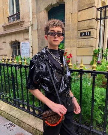 Daniel Wellington Watch­es Clas­sic Sheffield of Lythan Cottaz on the Instagram account @lythancottaz