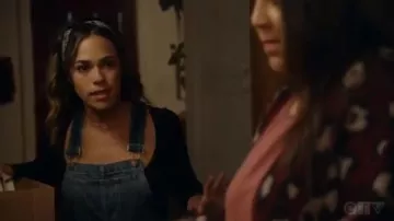 Bleu Denim Combinaisons portées par Emilie Lopez (Jessica Camacho) dans Toute la Remontée de la Saison 1 Épisode 10