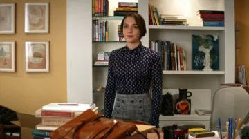 Veronica Beard Maida Falda gris usada por Cara Bloom (Violett Beane) en God Friended Me Temporada 2 Episodio 10