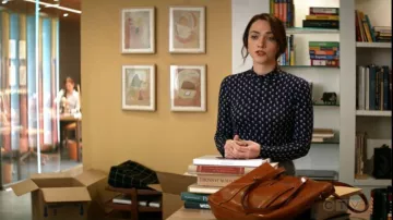 & Otras historias Tops florales de la Marina usados por Cara Bloom (Violett Beane) en God Friended Me Temporada 2 Episodio 10