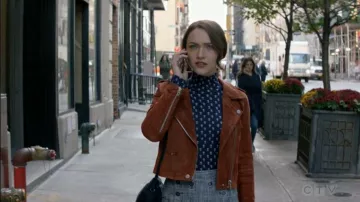 Chaqueta de moto de ante en blanco de Nueva York usada por Cara Bloom (Violett Beane) en God Friended Me Temporada 2 Episodio 10