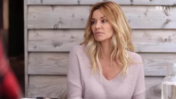 Chloé 'El jersey de cuello en V de lentejuelas de Chloé 'Ingrid Chauvin en Tomorrow Belongs to Us