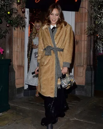 De Beers Ra Cluster Boucles d'oreilles portées par Alexa Chung, Giorgio Armani Fashion Awards after party 2 décembre 2019