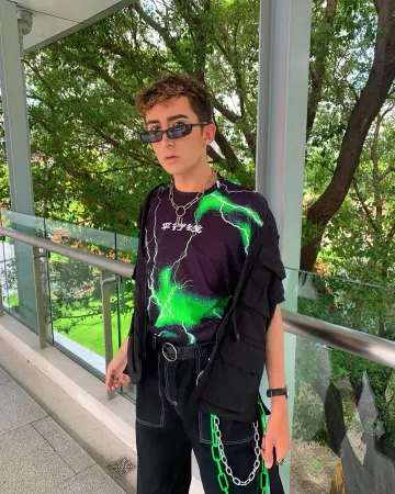 Daniel Wellington Watch­es Black Sheffield Lythan Cottaz on the Instagram account @lythancottaz