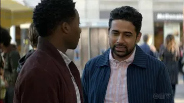 Topman Chaqueta a rayas azul marino usada por Rakesh (Suraj Sharma) en God Friended Me Temporada 2 Episodio 10