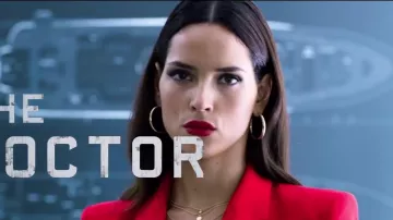 Gold layered disc necklaces of Four (Adria Arjona) in 6 Underground