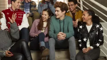 Capuche verte porté par Ricky (Josué Bassett) dans High School Musical: La Musique: La Série (S01E02)