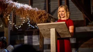 El vestido rojo de Noelle Collins (Beverley Mitchell) en Un ex prometido como regalo