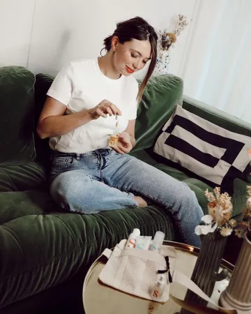 La camiseta blanca de manga corta de Emilie en la cuenta de Instagram de @emiliebrunette