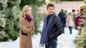 Le manteau en cuir de Danny Wise (Chad Michael Murray) dans La surprise de Noël