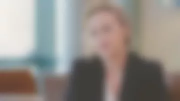 Le blazer noir à motif éclairs de Caroline Roux dans C dans l'air spécial le 10.12.2019