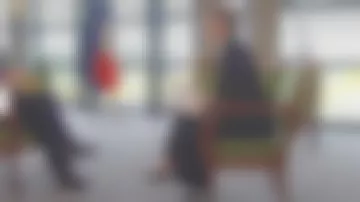 Le pantalon noir évasé à imprimé éclairs de Caroline Roux dans C dans l'air spécial le 10.12.2019