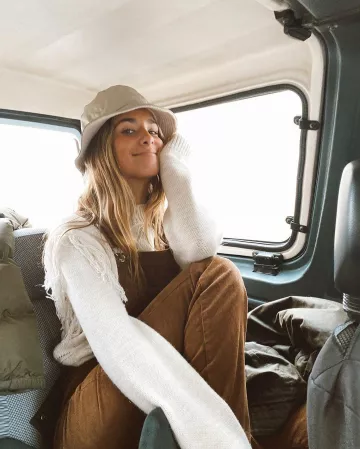 El mono de pana marrón que lleva María en la cuenta de Instagram de @mariapombo