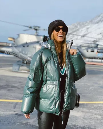 La chaqueta verde de Sandro que lleva María en la cuenta de Instagram de @mariapombo
