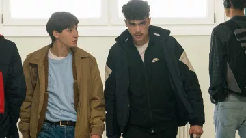 La veste noire Nike de Sofiane (Carl Malapa) dans Mortel (S01E02)