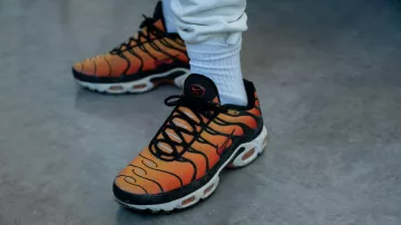 Les baskets orange de Sofiane (Carl Malapa) dans Mortel (S01E01)