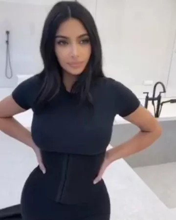 Skims Waist Trainer usado por Kim Kardashian West Instagram 10 de diciembre de 2019