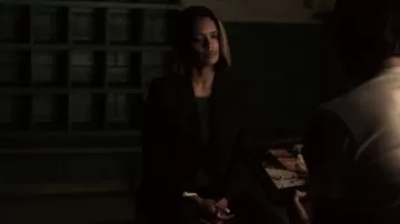 Theory Black Jacket usada por Claire O'Hagan (Kandyse McClure) en V Wars Season01 Episode02