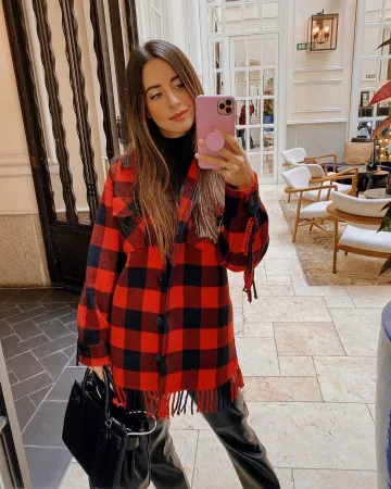 Chaqueta de camisa oversize de Sandro a cuadros de María Fernández-Rubíes en la cuenta de Instagram @mariafrubies
