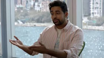 Katin Blanc et Bleu Imprimé t-shirt porté par Rakesh (Suraj Sharma) en Dieu demande d'ami Me Saison 2 Épisode 10