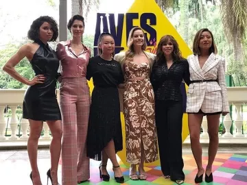 Staud Billie Cuñas de cuero en relieve de PVC usadas por Margot Robbie Conferencia de prensa de aves rapaces en Brasil 6 de diciembre de 2019