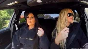Kim es de Lawyer Hoodie in Black usada por Kim Kardashian en Keeping Up with the Kardashians Temporada 17 Episodio 11