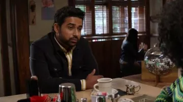 Jaune Jaune Rayé Shirt porté par Rakesh (Suraj Sharma) en Dieu demande d'ami Me Saison 2 Épisode 9