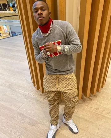 Jordan White and Grey Sneakers de DaBaby en la cuenta de Instagram @dababy