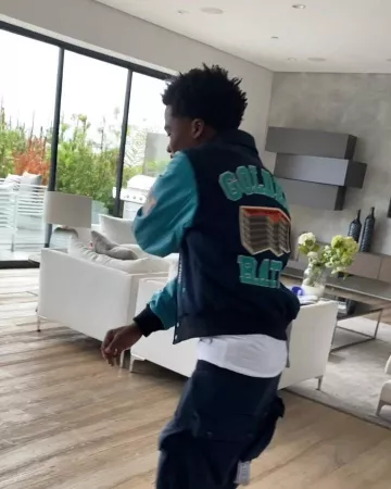 Off-blanc Bleu Colourblock Bomber Jacket de Roddy Ricch sur l'Instagram account @roddyricch