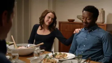 Veronica Beard Navy Long Sleeve Top usado por Cara Bloom (Violett Beane) en God Friended Me Temporada 2 Episodio 9