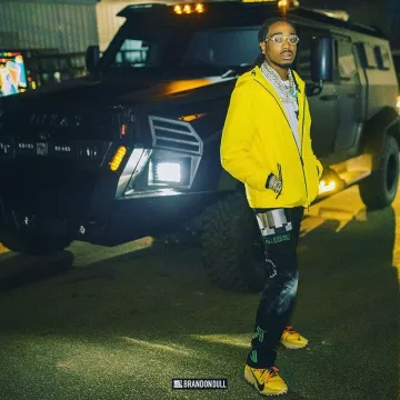 Prada Logo-Stripe Yellow Jacket de Quavo en la cuenta de Instagram @quavohuncho