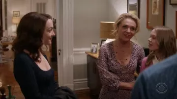 Yigal Azrouel Rose Robe à fleurs portées par Susan (Rachel Baie Jones) en Dieu demande d'ami Me Saison 2 Épisode 9