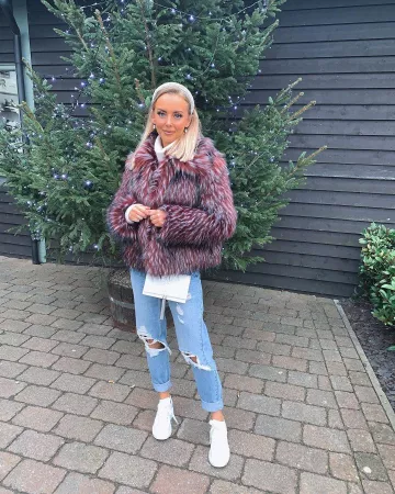 Zapatillas de gran tamaño de Alexandra Simpson en la cuenta de Instagram @alexsimpson_x
