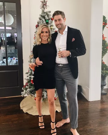 Sandalias de ante festoneada de Prada usadas por Kristin Cavallari A Very Merry Cavallari diciembre 10, 2019