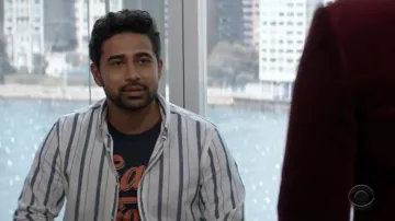 Chaser Navy Patterned Tshirt usado por Rakesh (Suraj Sharma) en God Friended Me Temporada 2 Episodio 9