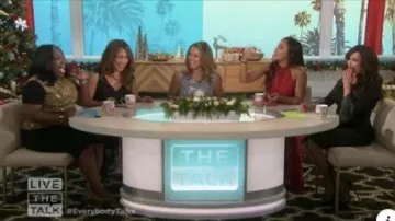 Alice + olivia Kelissa Leopard Maxi Vestido usado por Eve en The Talk 9 de diciembre de 2019