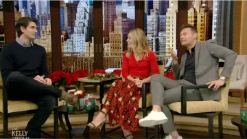Rag & bone Pamela Meri­no Wool Sweater worn by Kelly Ripa on LIVE with Kelly and Ryan December 9, 2019