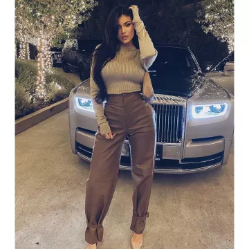 Bottega Veneta Champagne Ribbed Turtleneck Sweater de Kylie Jenner en la cuenta de Instagram @kyliejenner 11 de diciembre de 2019