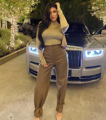Bolso de nylon Prada Beige y cuero Saffiano de Kylie Jenner en la cuenta de Instagram @kyliejenner 11 de diciembre de 2019