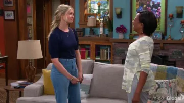 Suéter de manga de hojaldre azul marino usado por Gemma (Beth Behrs) en The Neighborhood Temporada 02 Episodio 10