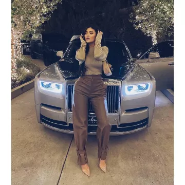 Christian Louboutin nude Pointed-Toe Pump Heels de Kylie Jenner en la cuenta de Instagram @kyliejenner