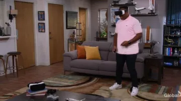 Lacoste Pink Polo Shirt porté par Marty (Marcel Spears Jr.) dans The Neighborhood (saison 2 épisode 10)