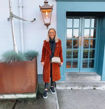 Zapatillas de gran tamaño de Alexandra Simpson en la cuenta de Instagram @alexsimpson_x
