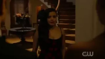 Bcbgmaxazria Rose Print Dress usado por Maggie Vera (Sarah Jeffery) en Charmed Temporada 2 Episodio 8