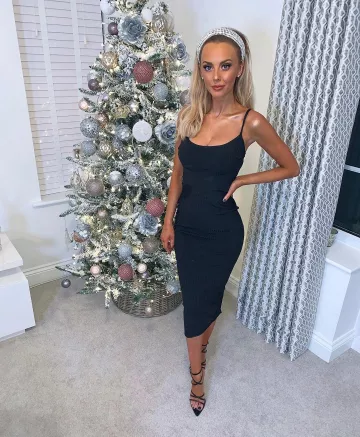 Vestido negro de Alexandra Simpson en la cuenta de Instagram @alexsimpson_x