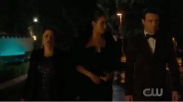 Alice + Olivia Velvet Blazer usado por Mel Vera (Melonie Diaz) en Charmed Temporada 2 Episodio 8