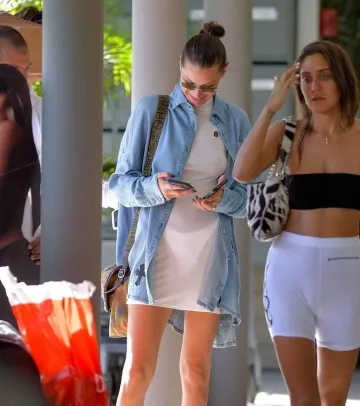 Chanel Graffiti Bordado Messenger Bag usado por Bella Hadid Saliendo de St. Barts diciembre 9, 2019
