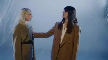 La veste de costume kaki de Clara Luciani dans son clip Ma soeur 