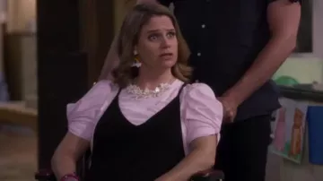 A. L. C. Rose Torsadé Manches porté par Kimmy Gibbler (Andrea Barber) dans Fuller House Saison 5 Épisode 9